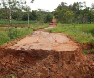Em Novo Horizonte do Sul, parte da estrada foi levada pelas águas - Foto: Divulgação/Defesa Civil