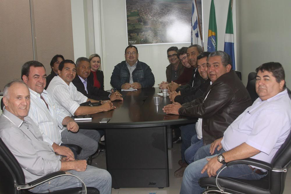 Vereadores de Amambai reúnem-se com prefeito para avaliação da conjuntura Prefeito e vice-prefeito de Amambai, durante reunião com vereadores do município / Foto: Assessoria do legislativo