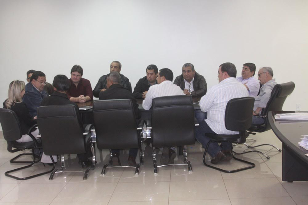 Vereadores de Amambai reúnem-se com prefeito para avaliação da conjuntura A reunião foi realizada no gabinete do prefeito, na segunda-feira (12) / Foto: Assessoria do legislativo