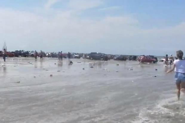 Fenômeno provoca onda que assusta veranistas no Litoral Sul Onda atolou carros e arrastou pertences de veranistas - Foto: Youtube / Reprodução
