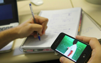 Banimento de celulares em sala de aula melhora desempenho dos alunos