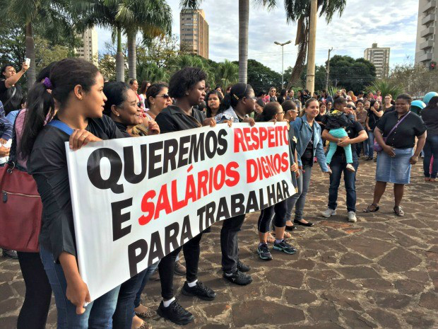 Funcionários de Ceinfs caminham em avenida deCampo Grande 