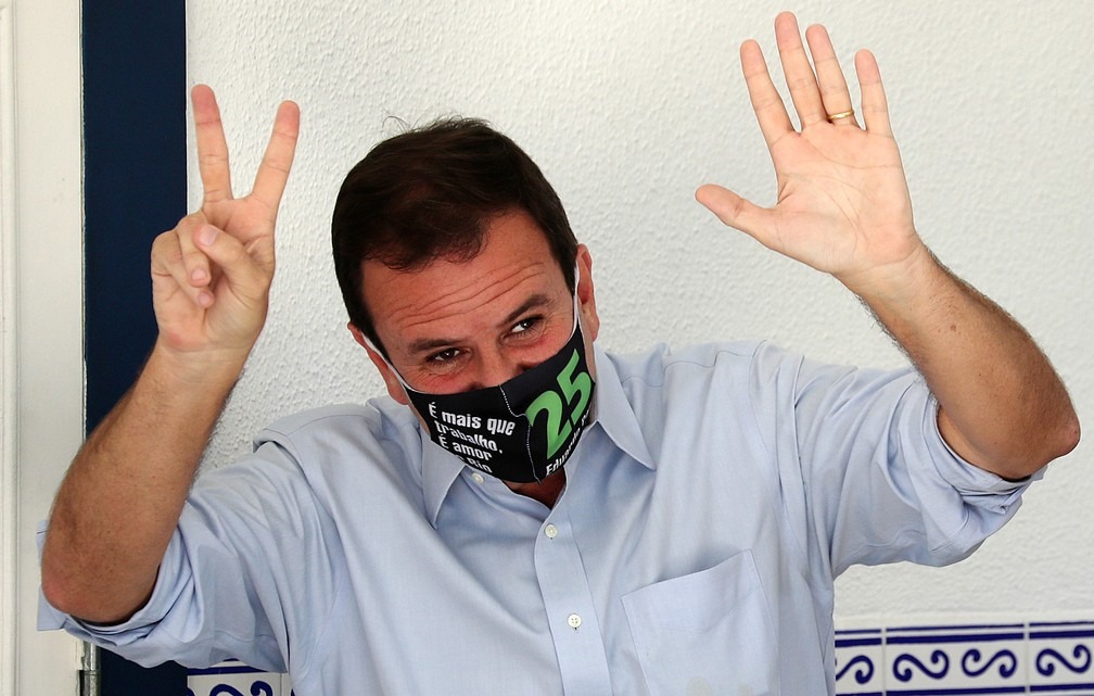 Eduardo Paes, do DEM, é eleito prefeito do Rio de Janeiro Eduardo Paes ao votar neste domingo (29) — Foto: REUTERS/Sergio Moraes