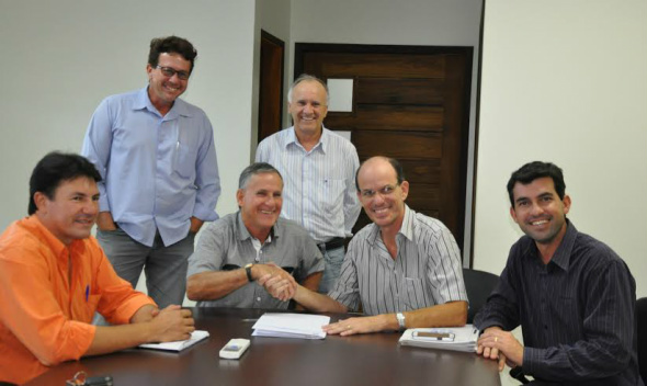 PSDB indica o agrônomo Jabes Brum para dirigir o Detrat de Amambai E/D- Jaime Bambil, Éder Espíndola, Roberto Dias (PSDB), Jabes Brum, Sérgio Barbosa e Christiano Bortolotto, durante ato de nomeação da direção do Detrat / Foto: Assessoria