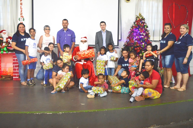 104 presentes foram entregues pelo Ministério Público aos alunos da Apae / Foto: Moreira Produções