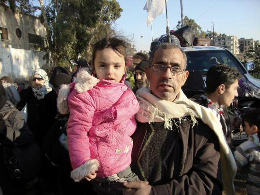Civis são evacuados da cidade de Homs, na Síria, durante operação feita pela ONU em 9 de fevereiro de 2014 (AFP/Arquivos)