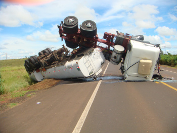 Carreta tanque tomba e derrama combustível na BR 163, em Jaraguari