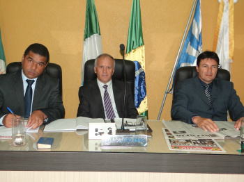 Câmara de Amambai elege Comissões Parlamentares para o ano de 2014 E/D - Vereadores Nicoline (1º secretário); Roberto Dias (presidente) e o vereador Jaime Bambil (vice-presidente) /Foto: Moreira Produções