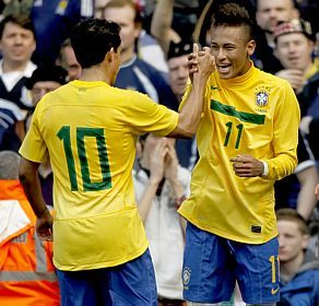 Seleção brasileira vence Escócia com gols do atacante Neymar, em Londres Jovem jogador já despertou a cobiça de clubes europeus. (Kerim Okten/EFE)
