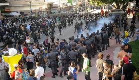Protesto contra a Copa do Mundo na Praça Saens Peña. Os manifestantes pretendiam seguir em direção ao Estádio Maracanã, mas foram impedidos por um forte esquema de segurançaTomaz Silva/Agência Brasil