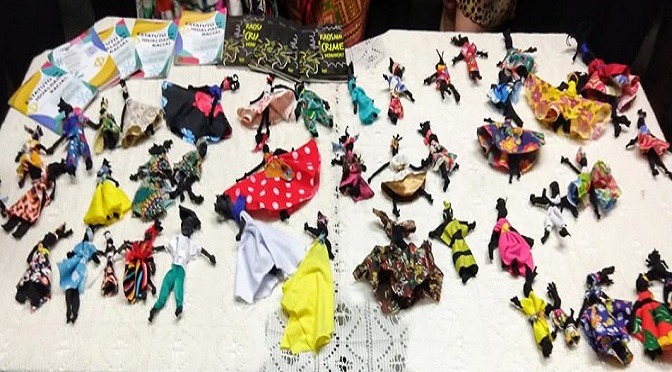 Crianças aprendem a fazer boneca símbolo da resistência negra Crianças aprendem a fazer boneca símbolo da resistência negra
