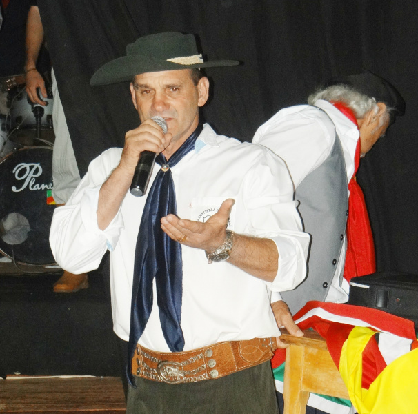 Assis Piroli, trovando no CTG / Foto: Moreira Produções
