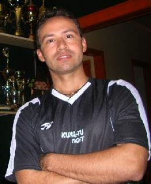 Atleta e professor Egberto, da Escola Dragões de Fogo de Kung Fu de Amambai.