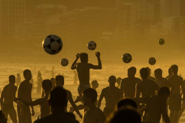 Jogadores são atingidos com gás de pimenta e partida da Libertadores é suspensa Jogadores são atingidos com gás de pimenta e partida da Libertadores é suspensa