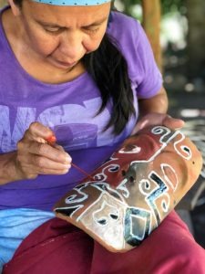 Artistas receberam capacitação e se preparam para vender seus produtos pela internet para vários países.