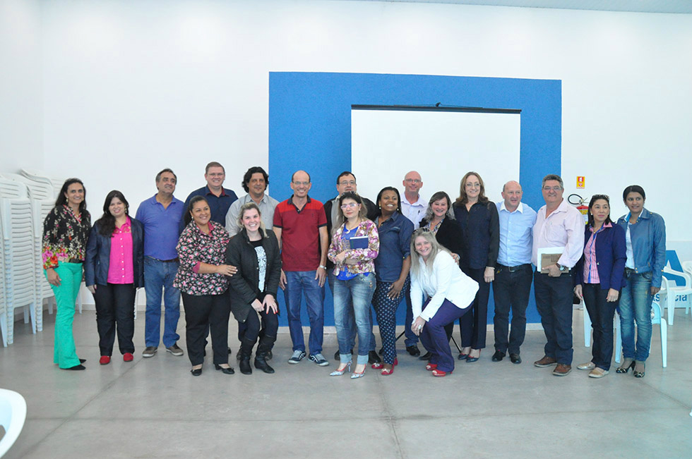 Saúde e licenciamento ambiental foram temas em reunião de prefeitos do Conisul Os prefeitos do Conisul participaram de reunião que tratou sobre saúde, licenciamento ambiental, já em funcionamento em Amambai e que serão ampliados aos outros municípios. O prefeito de Amambai, Sergio Barbosa e o vice-prefeito, Dr. Bandeira, participaram dos debates / Foto: Assessoria