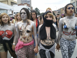 Colombianas fazem marcha pelos direitos das mulheres