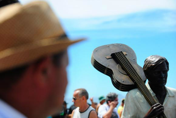 Compositor  e  maestro,  Tom  Jobim  ganhou,  20  anos  após  sua  morte,  uma estátua   de  bronze  na  Praia  de  Ipanema   Tânia  Rêgo/Agência  Brasil