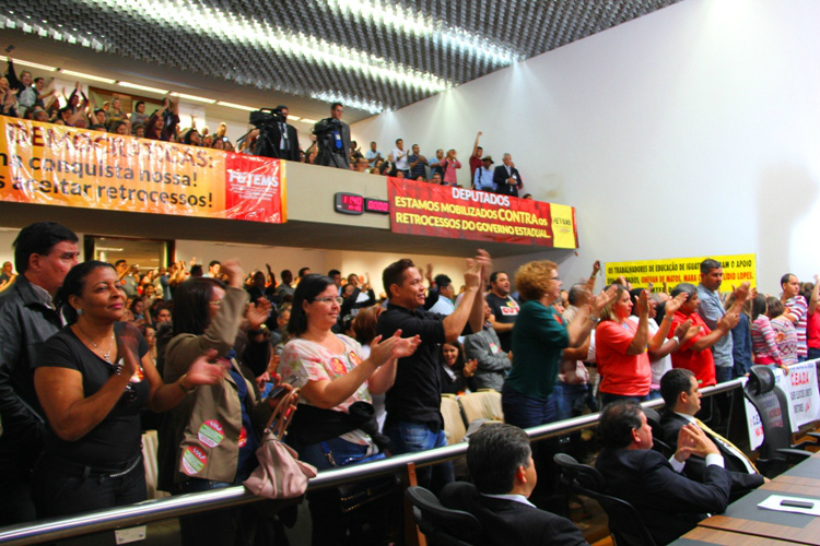Força dos trabalhadores e das trabalhadoras em educação fez governo sucumbir e retirar projeto de pauta. 