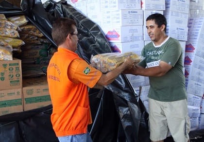 Estado entrega cestas básicas a municípios afetados pelas chuvas