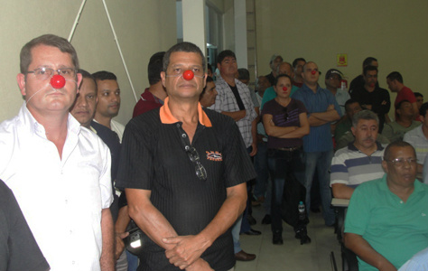Policiais usaram nariz de palhaço para protestar durante assembleia ontem