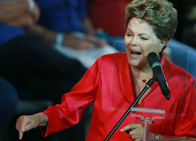 Dilma sobe o tom e critica oposição: 'O fim do mundo chegou sim, mas para eles' Dilma Rousseff em ato de aniversário do PT, em São Paulo: tom de campanha e balanço de governo