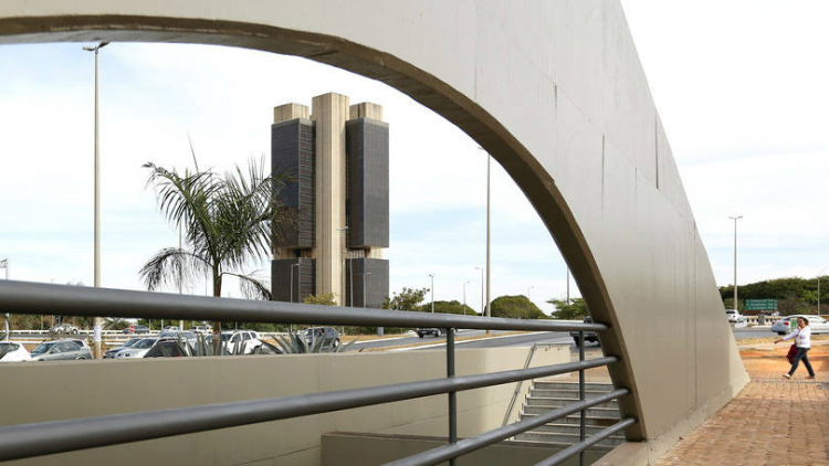 Déficit fiscal do governo atinge R$ 20,9 bilhões de janeiro a setembro De janeiro a setembro, as receitas totais do governo central caíram R$ 47,3 bilhões.