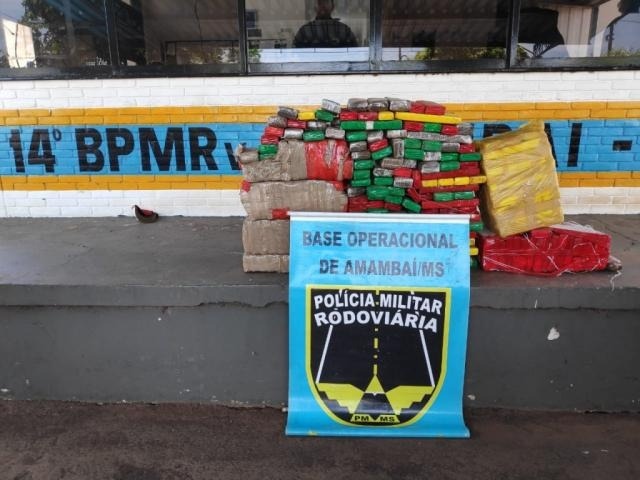 Perseguição na MS-286 termina com apreensão de 240 quilos de maconha Tabletes de droga apreendidos no veículo Gol. (Foto: Divulgação/PMR)