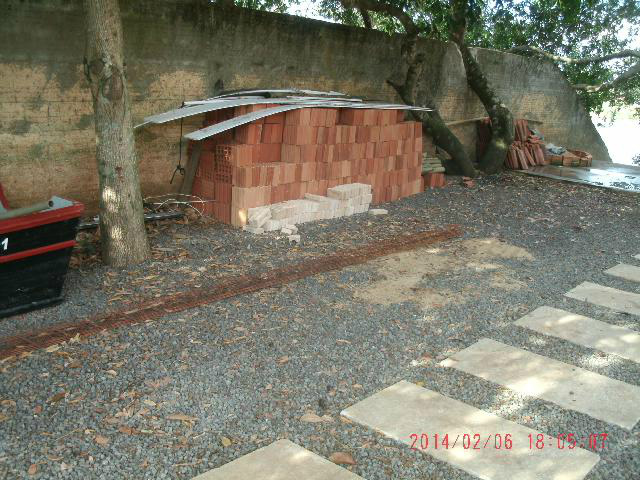 O proprietário de um rancho de lazer realizava uma construção em alvenaria, dentro da área que deveria ser conservada de vegetação de mata ciliar