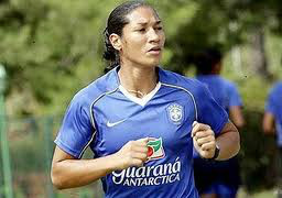 Ex-jogadora entrega pedido de profissionalização do futebol feminino