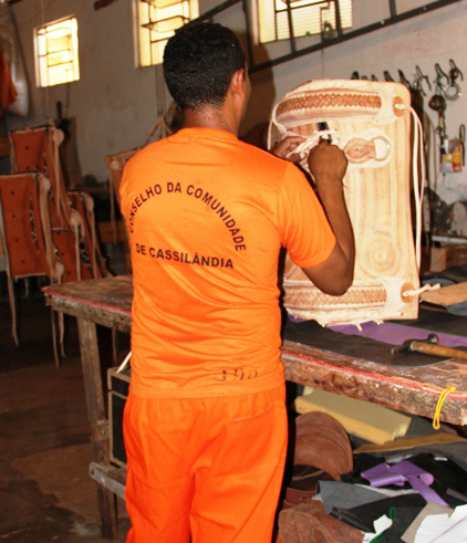Presídio de Cassilândia uniformiza internos e ganha lavanderia de roupas