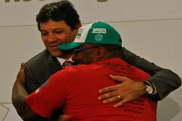 Prefeito Fernando Haddad comemora com Roberto Rocha, representante dos catadores, assinatura de ordem de serviço
