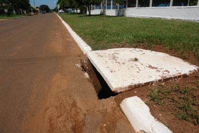 Vereador Carlinhos cobra manutenção de bueiros, na cidade de Amambai Bueiro sem tampa, localizado nas proximidades da EM Antono Pinto da Silva.Foto: Moreira Produções