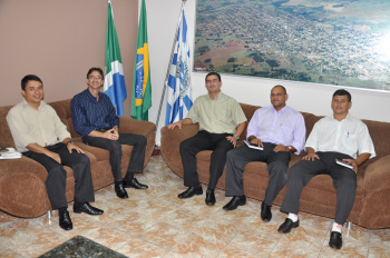 Diretoria do Copea reúne-se com prefeito de Amambai Dirceu Lanzarini com diretoria do Copea; marcha para Jesus 2011 contará com a presença do cantor David Quinlan.