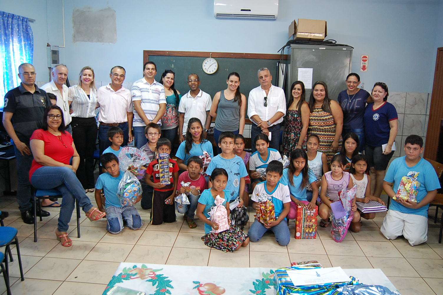 Alunos da Escola Júlio Manvailer receberam os presentes entregues pelos parlamentares de Amambai.Foto: Assessoria Câmara