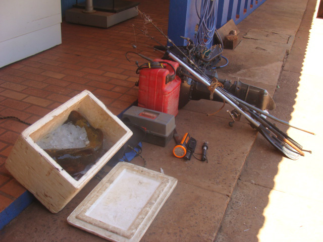 Eles saíram depois de pagar fiança arbitrada pela autoridade policial de R$ 1.000,00 para cada um.