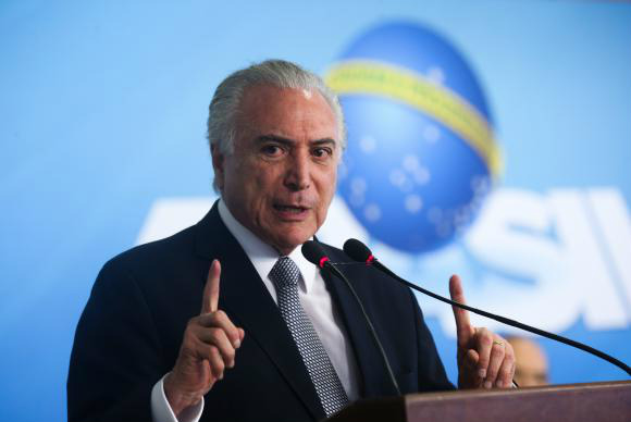 Governo propõe que acordo entre trabalhadores e empresas prevaleça sobre lei Brasília - O presidente Michel Temer participa da cerimônia de assinatura da medida provisória do Programa de Manutenção e Geração de Empregos, no Palácio do PlanaltoFoto: Divulgação
