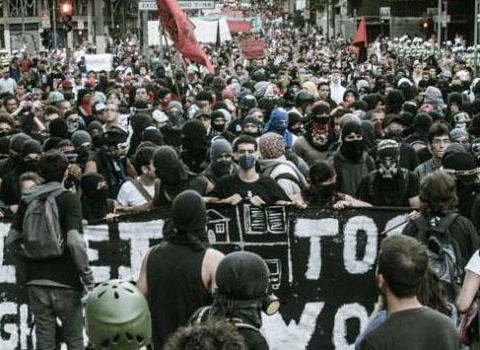 Jovem baleado em protesto recebe alta em São Paulo 2,5 mil pessoas participam de protesto contra gastos da Copa em SP