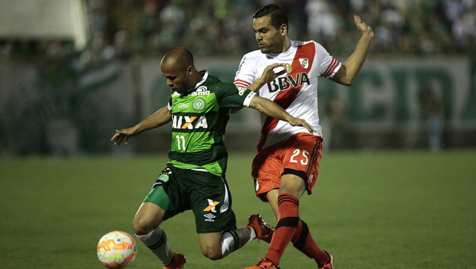 Chape vence, mas é o River quem se classifica na Sul-Americana (Foto: EFE)