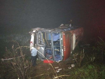 24 pessoas ficam feridas em capotamento de ônibus entre Dourados e Ponta Porã Foto: Osvaldo Duarte/Dourados News