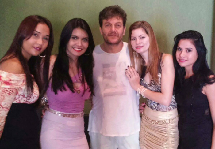 Figurantes junto ao ator Roberto Birindelli, que interpretou o Josué na novela Império / Foto: Divulgação