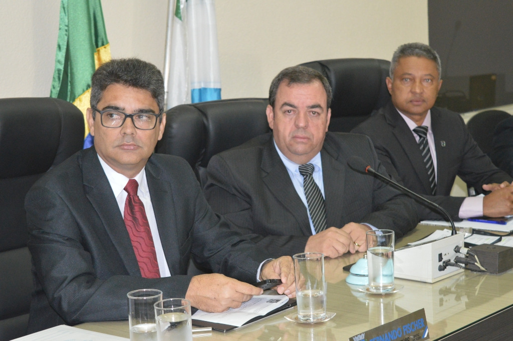 Vereadores de Amambai iniciam trabalhos legislativos de 2018 E/D- Vereadores Fischer (1º secretário), Dilmar (presidente) e Darci, vice-presidente / Foto: Moreira Produções