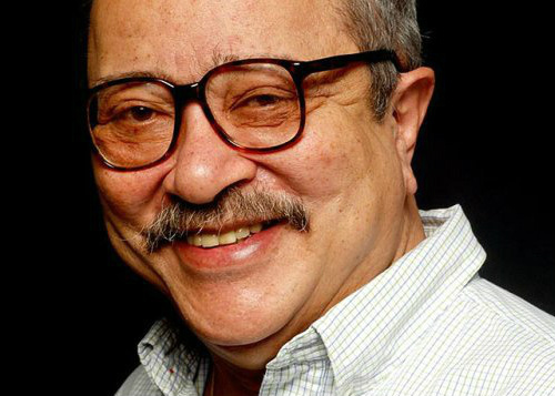 João Ubaldo Ribeiro morreu na madrugada desta sexta-feira, em casa, no Leblon, vítima de uma embolia pulmonar; o escritor foi eleito em 7 de outubro de 1993, na sucessão de Carlos Castello Branco, na cadeira número 34 da Academia Brasileira de Letras (ABL); em 2008, ganhou o Prêmio Camões, o mais importante da literatura em língua portuguesa