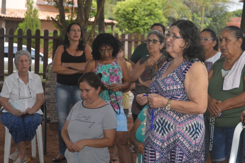 De vestido e com o terço azul na mão, Elpídia é irmã de Verônica / Foto: Moreira Produções