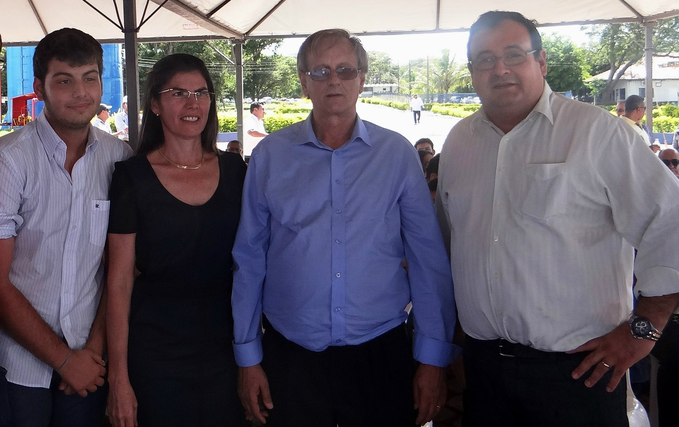 Vice-prefeito de Amambai, Dr. Bandeira (D) e os proprietários do Frigorífico Frigmann / foto: Moreira Produções