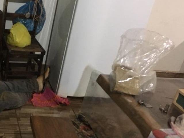 Na mesa ao lado do corpo de fazendeiro foram encontrados dois tabletes de maconha (Foto: Divulgação)