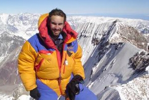 Pela terceira vez, alpinista brasileiro escala Everest Rodrigo Raineri (Divulgação / Rodrigo Raineri)