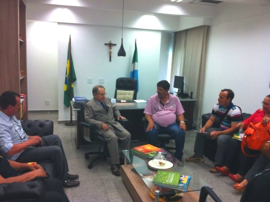 Delegação da FETEMS reunida com o senador, Rubem Figueiró(PMDB/MS), na manhã desta quarta-feira(4).