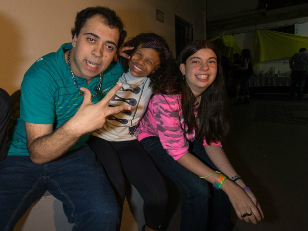 Lucas, Nicolly e Duda posam para fotos durante a balada na escola Nane (Foto: Flavio Moraes/G1)
