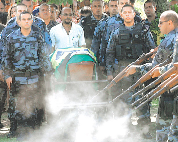 Cabo Alves foi enterrado com honras militares: salva de tiros e banda da PM | Foto: Carlo Wrede / Agência O Dia